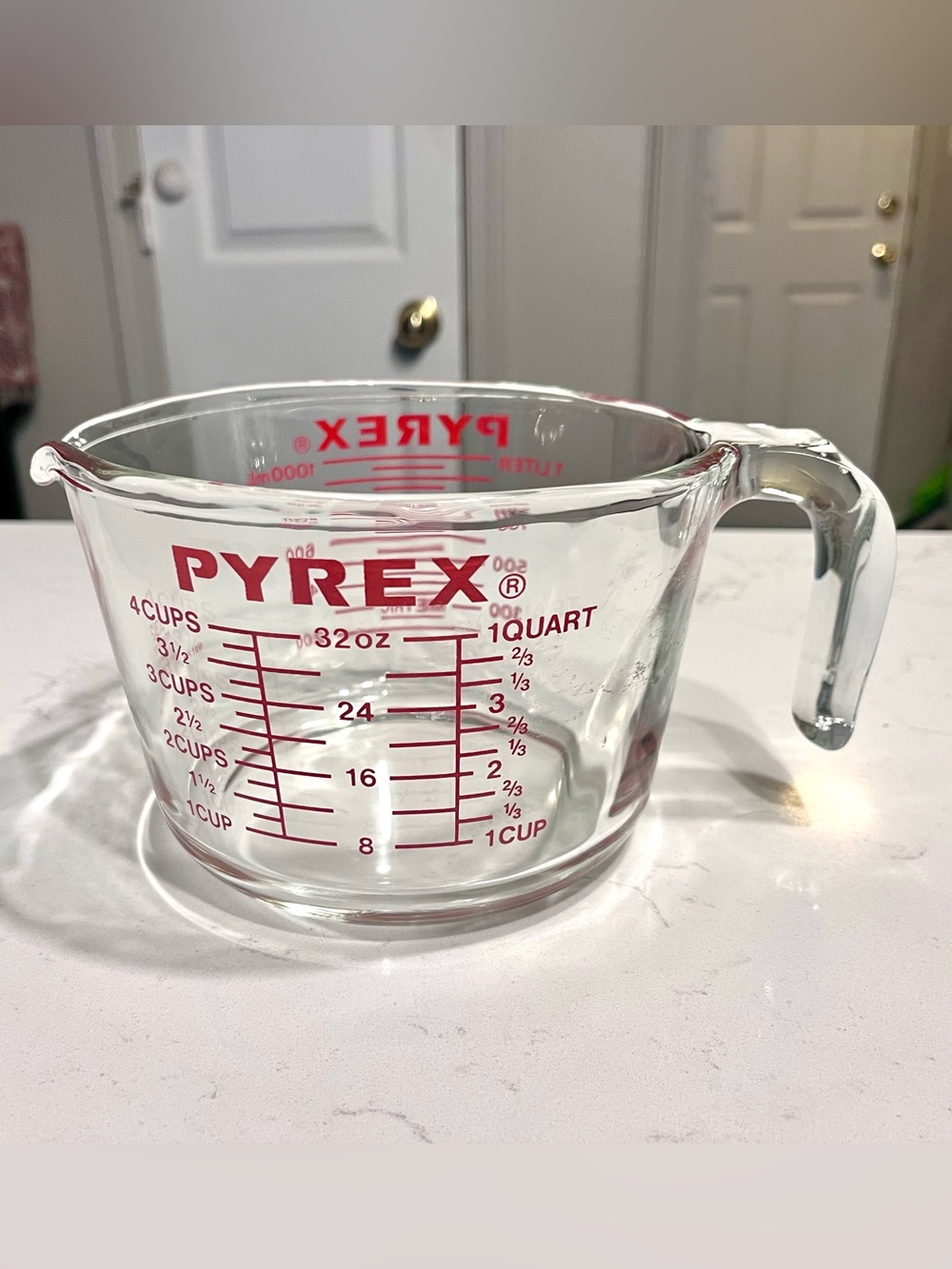 Vintage Pyrex 4-cup (1-quart / 32 oz) measuring cup #532 block letters